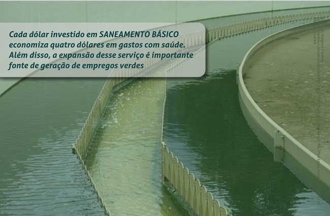 Foto em detalhe de uma estação de tratamento de esgoto. Sobre a foto, na parte superior esquerda, há uma tarja transparente com a seguinte mensagem: Cada dólar investido em SANEAMENTO BÁSICO economiza quatro dólares em gastos com saúde. Além disso, a expansão desse serviço é importante fonte de geração de empregos verdes.