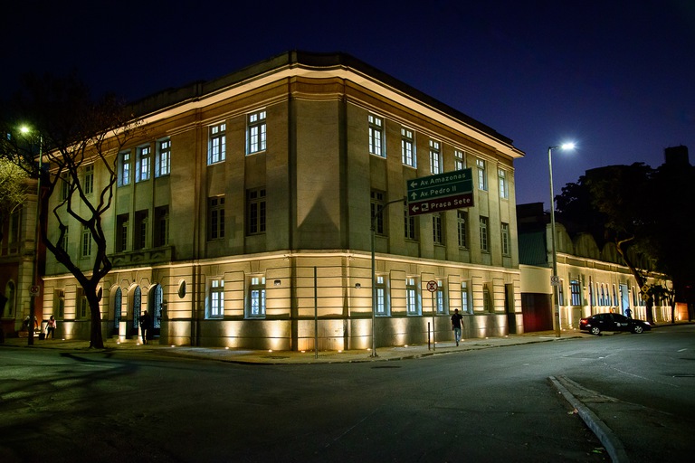 Foto do edifício do Centro Cultural a noite.