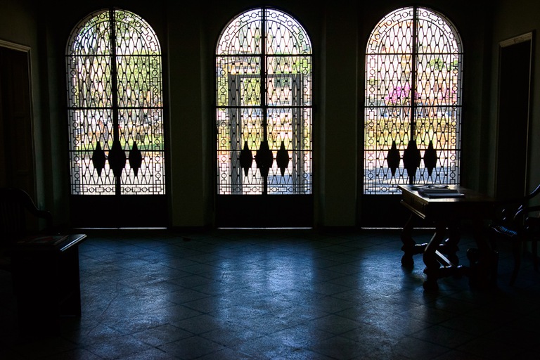 Foto do Hall do Edifício do Centro Cultural com as portas fechadas
