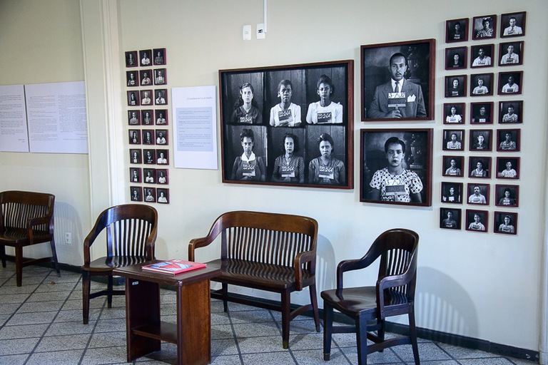 Fotografia da exposição "Assis Horta: Democratização do Retrato Fotográfico Através da C.L.T", disposta no espaço do Edifício do Centro Cultural