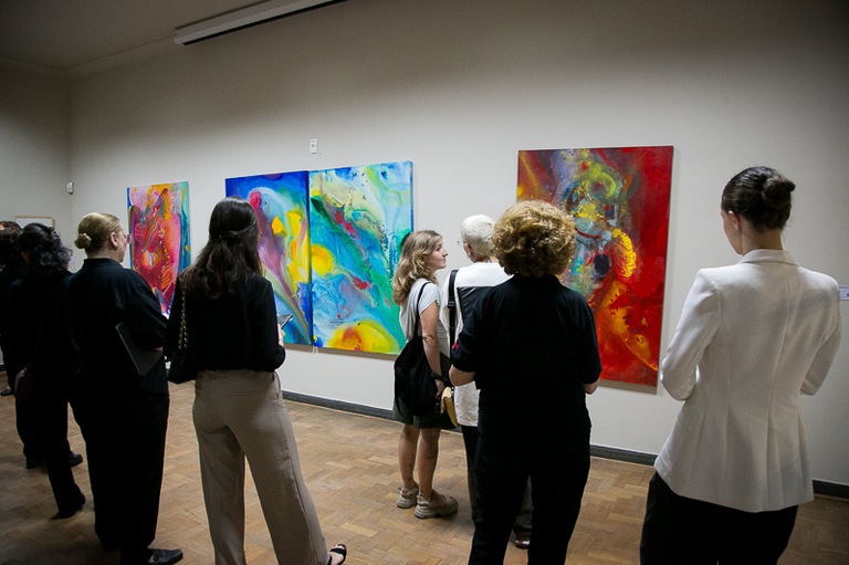 Amigos, familiares e entusiastas da arte reunidos na abertura da exposição "Pinturas de Ouvido para Tocar a Alma".