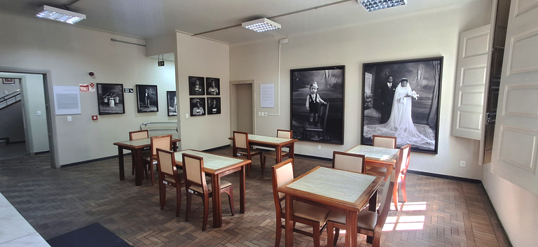 A imagem mostra algumas fotos da exposição “Assis Horta: a Democratização do Retrato Fotográfico através da C.L.T”