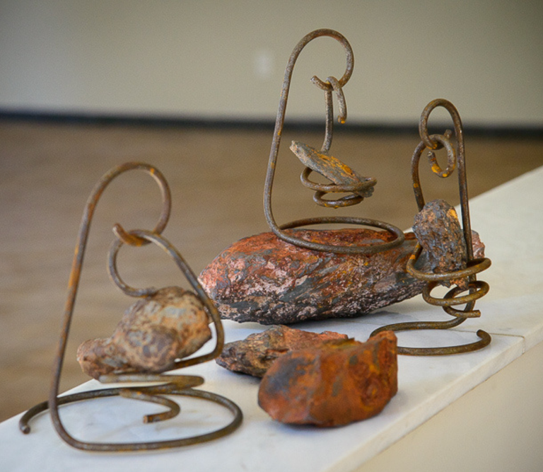 Foto da escultura: "Os Três Pilares da Justiça Social" do artista Júlio Magalhães