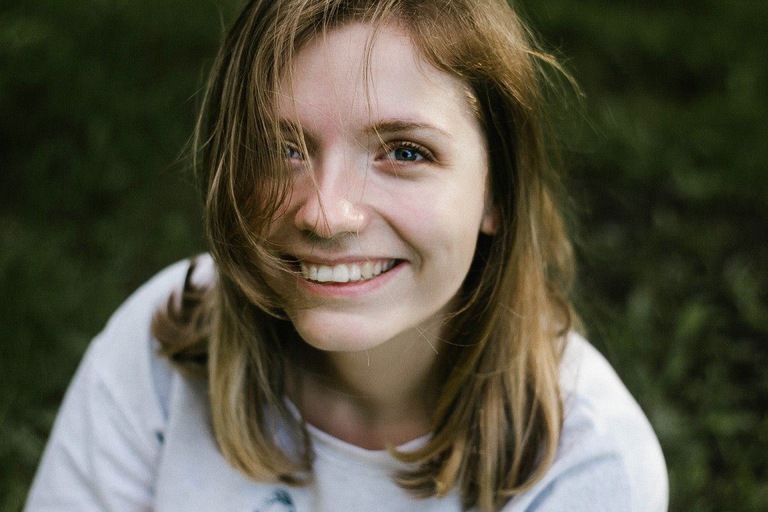 A imagem representa artista plástica ucraniana Natalia Lysenko. Na imagem a artista aparece sorrindo e com o cabelo tampando parte do rosto.
