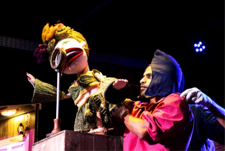 A imagem representa um ator do Giramundo responsável por controlar um dos bonecos que fazem parte do espetáculo “O Menino Bach Visita o Brasil”.