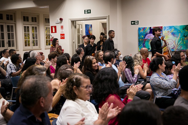 Público do Centro Cultural recepcionando os integrantes da Orquestra Jovem do TJMG. (Foto: SECOM)