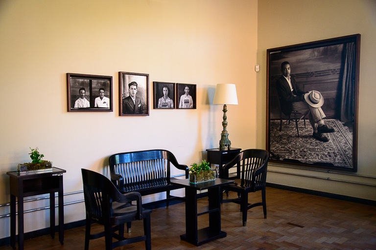 Fotografia da Exposição "Democratização do Retrato Fotográfico Através da C.L.T" disposta em uma das salas do Centro Cultural.