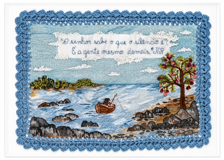 Bordado de uma canoa no rio, com a frase "O senhor sabe o que o silêncio é? É a gente mesmo demais." JGR