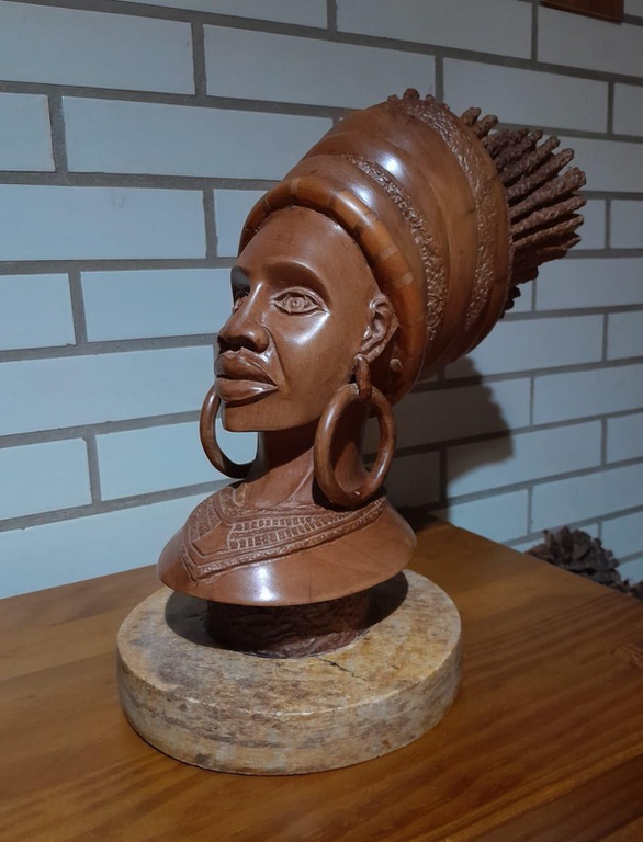 Busto esculpido em madeira do artista Eugenio Clavelles