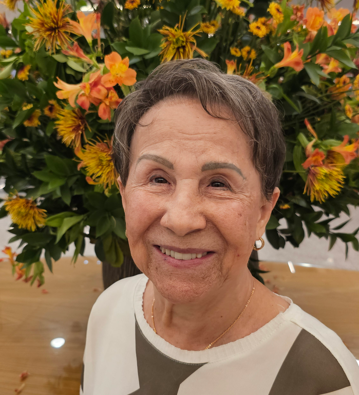 Foto2-(1).png A imagem mostra um retrato fotográfico da artista plástica Helena Oliveira