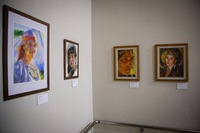 Expressões de rostos e olhos ganham destaque nas obras da nova exposição do Centro Cultural