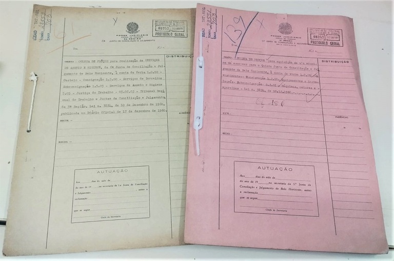 Imagem da capa de dois processos de compra realizados pelo Tribunal no ano de 1981, o primeiro para serviços de asseio e higiene e o segundo para aquisição dre máquina de escrever.