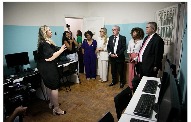Pessoas reunidas em uma sala com computadores