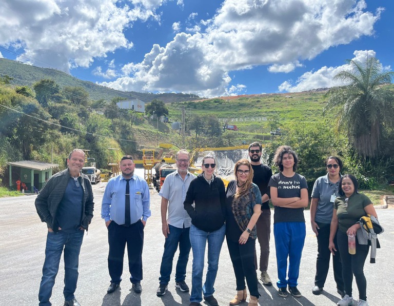 WhatsApp Image 2025-05-26 at 5.36.08 PM(1).jpeg 9 pessoas em pé em frente ao Aterro.