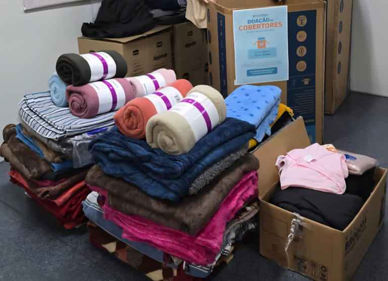 image(5).png pilha de cobertores de diversas cores