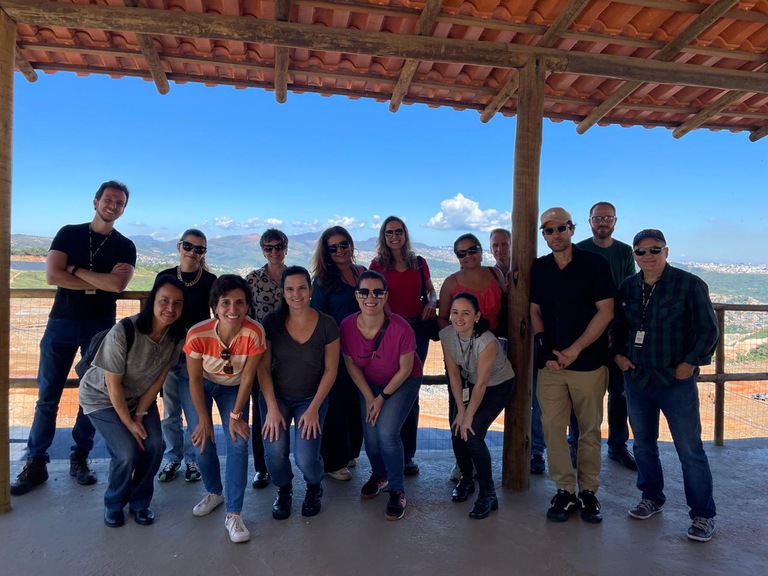 WhatsApp Image 2025-04-11 at 10.31.00 AM.jpeg Imagem dos 15 servidores na visita ao aterro, são 10 mulheres e 5 homens