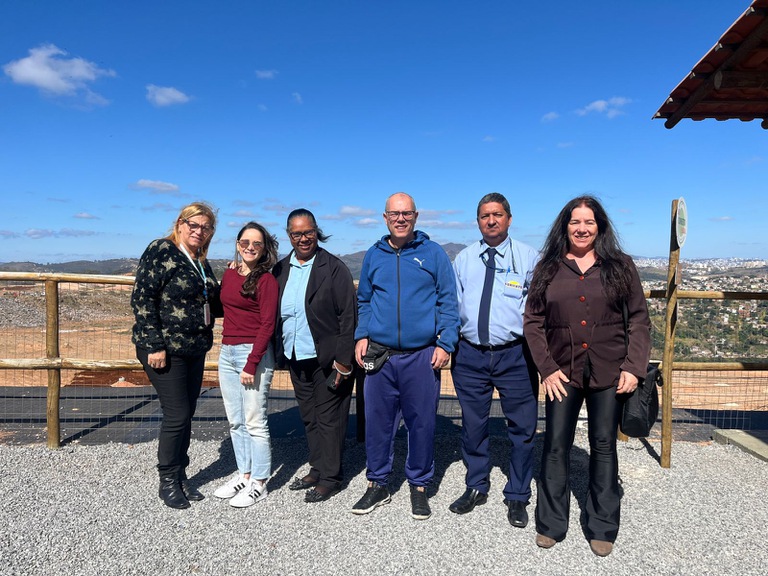 WhatsApp Image 2025-06-13 at 11.58.48 AM.jpeg Um servidor homem, seguido de duas servidoras mulheres, duas terceirizadas e o motorista do regional.