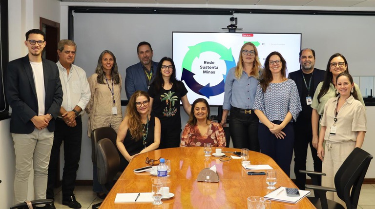 Representantes da Rede ao redor da mesa de reuniões.