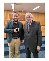 O servidor Hitalo segura a medalha ao lado do Ministro do TST