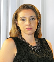 foto da Juíza Hadma Christina Murta Campos que tem cabelo loiro escuro na altura dos ombros e usa blusa preta