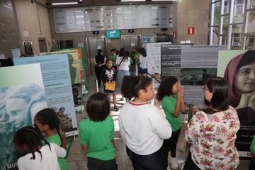 alunos vendo a exposição 