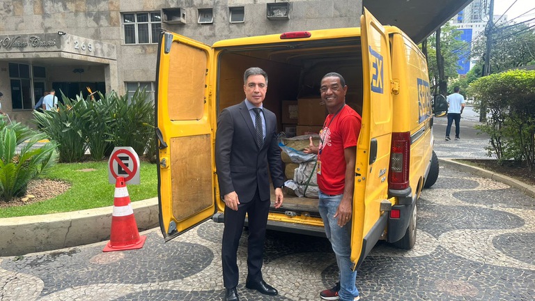 Magistrado Fernando Rotondo Rocha, Co-gestor Regional de Primeiro Grau do do PCTI, promove entrega de briquedos para a campanha de natal dos Correios.