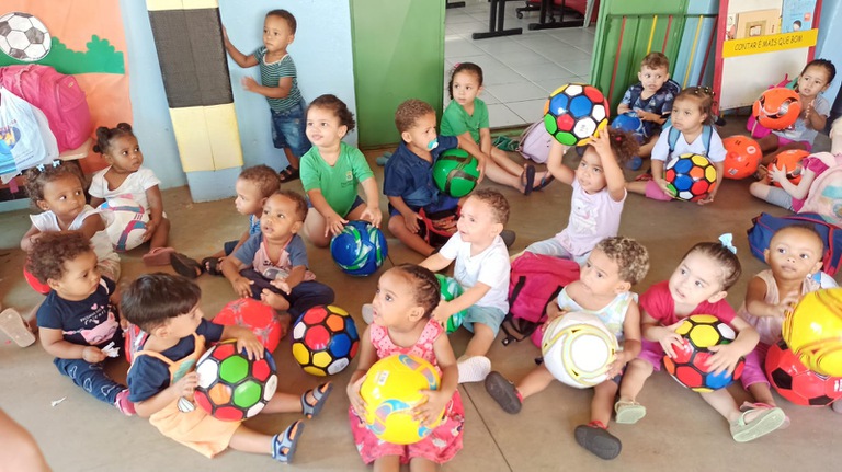 Crianças da Creche Santa Sofia recebem brinquedos do PCTI.